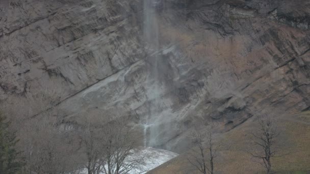 Καταρράκτης Στα Βουνά Νερό Πέφτει Από Τους Βράχους Ψηλά Στα — Αρχείο Βίντεο