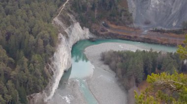 İsviçre dağlarında bir nehir. Ruinaulta Kanyonu, Rheinschlucht, İsviçre Büyük Kanyonu, Graubuenden Kantonu, İsviçre