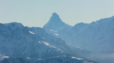 Zaman aşımı. Matterhorn, ünlü dağ zirvesi. Kış dağı manzarası. Bettmeralp 'ten görüntü. Valais Kantonu. İsviçre.