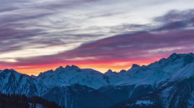 Zaman kaybı, kış boyunca Alp dağlarında gün doğumu. Doğanın inanılmaz ışığı. Bettmeralp 'ten görüntü. Valais Kantonu. İsviçre.