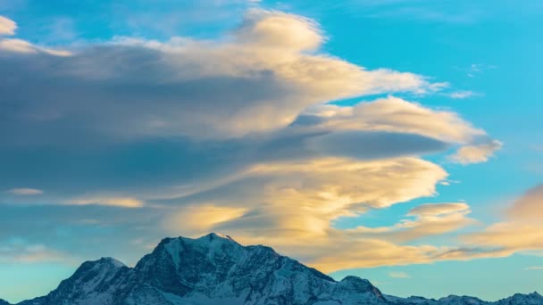 在高山上起舞的云彩的时间消逝了 冬天日落在高山上 从Bettmeralp的视图 瓦莱州 — 图库视频影像