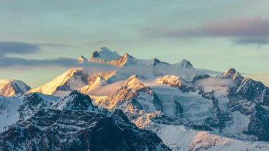 Zaman kaybı, kış boyunca Alp dağlarında gün doğumu. Doğanın inanılmaz ışığı. Bettmeralp 'ten görüntü. Valais Kantonu. İsviçre.