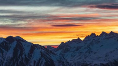 Zaman kaybı, kış boyunca Alp dağlarında gün doğumu. Doğanın inanılmaz ışığı. Bettmeralp 'ten görüntü. Valais Kantonu. İsviçre.