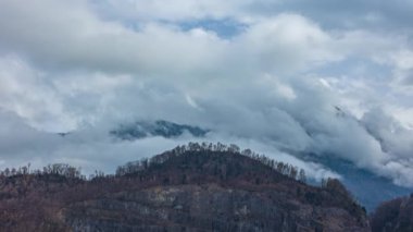 Zaman kayması, dağların tepesindeki kabarık bulutlar. Ennetmoos, İsviçre 'de Nidwalden kantonu