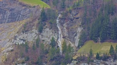 Dağlarda şelale. Dundelbachfall Şelalesi Lungernsee Gölü yakınlarında. Canton Obwalden, İsviçre