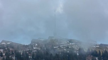 Zaman atlaması, iletişim kulesi, dağın tepesindeki gözlem güvertesi. Rigi Kulm dağının zirvesi. Rigi, Schwyzer Alpleri, İsviçre