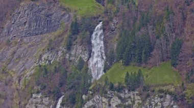 Dağlarda şelale. Dundelbachfall Şelalesi Lungernsee Gölü yakınlarında. Canton Obwalden, İsviçre