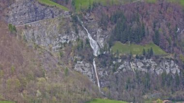 Dağlarda şelale. Dundelbachfall Şelalesi Lungernsee Gölü yakınlarında. Canton Obwalden, İsviçre