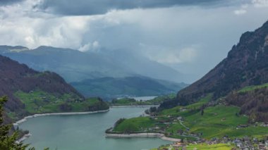 Arka planda dağlar olan bir gölün panoramik görüntüsü. Lungernersee, Lungern Gölü, Canton Obwalden, İsviçre.