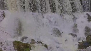 Dağlarda şelale. Düşen su yaklaşıyor. Şelaleden su damlıyor. Naefels yakınlarındaki Rauti şelalesi, Kanton Glarus, İsviçre.