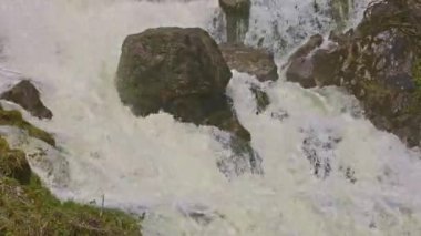 Dağlarda şelale. Düşen su yaklaşıyor. Şelaleden su damlıyor. Naefels yakınlarındaki Rauti şelalesi, Kanton Glarus, İsviçre.