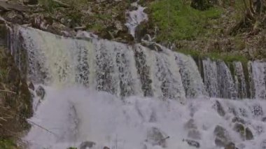 Dağlarda şelale. Düşen su yaklaşıyor. Şelaleden su damlıyor. Naefels yakınlarındaki Rauti şelalesi, Kanton Glarus, İsviçre.