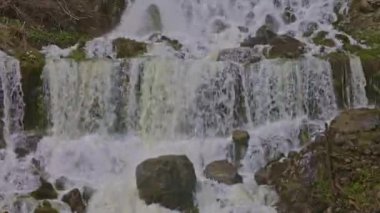 Dağlarda şelale. Düşen su yaklaşıyor. Şelaleden su damlıyor. Naefels yakınlarındaki Rauti şelalesi, Kanton Glarus, İsviçre.