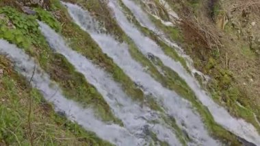 Dağlarda şelale. Düşen su yaklaşıyor. Şelaleden su damlıyor. Naefels yakınlarındaki Traenkibach şelalesi, Canton Glarus, İsviçre.