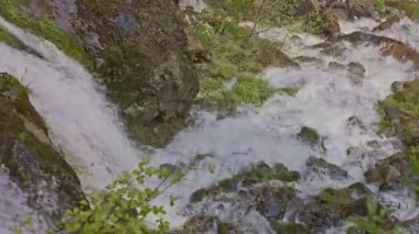 Dağlarda şelale. Düşen su yaklaşıyor. Şelaleden su damlıyor. Naefels yakınlarındaki Traenkibach şelalesi, Canton Glarus, İsviçre.