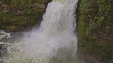 Dağlarda şelale. Dağların yükseklerindeki kayalardan su düşüyor. Doubs Falls, Saut du Doubs, Canton Neuchatel, İsviçre.