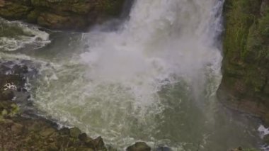 Dağlarda şelale. Dağların yükseklerindeki kayalardan su düşüyor. Doubs Falls, Saut du Doubs, Canton Neuchatel, İsviçre.