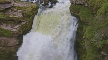 Dağlarda şelale. Dağların yükseklerindeki kayalardan su düşüyor. Doubs Falls, Saut du Doubs, Canton Neuchatel, İsviçre.