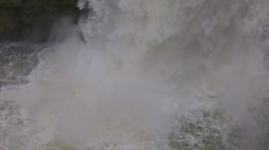 Dağlarda şelale, yakın plan. Dağların yükseklerindeki kayalardan su düşüyor. Doubs Falls, Saut du Doubs, Canton Neuchatel, İsviçre.