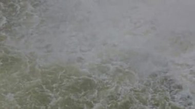 Dağlarda şelale, yakın plan. Dağların yükseklerindeki kayalardan su düşüyor. Doubs Falls, Saut du Doubs, Canton Neuchatel, İsviçre.