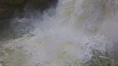 Dağlarda şelale, yakın plan. Dağların yükseklerindeki kayalardan su düşüyor. Doubs Falls, Saut du Doubs, Canton Neuchatel, İsviçre.