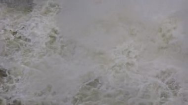 Dağlarda şelale, yakın plan. Dağların yükseklerindeki kayalardan su düşüyor. Doubs Falls, Saut du Doubs, Canton Neuchatel, İsviçre.