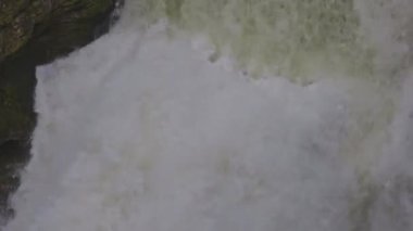 Dağlarda şelale, yakın plan. Dağların yükseklerindeki kayalardan su düşüyor. Doubs Falls, Saut du Doubs, Canton Neuchatel, İsviçre.