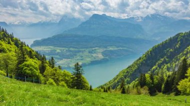 Arka planda dağlar olan bir gölün panoramik görüntüsü. Urnersee Gölü, Vierwaldstaettersee. Urmiberg, İsviçre.