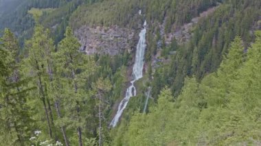 Dağlarda şelale, kayalık kayalıkların ve yosun kaplı kayaların üzerinden 159 metre yükseliyor. Stuibenfall Şelalesi, Oetztal Vadisi, Tirol, Avusturya.