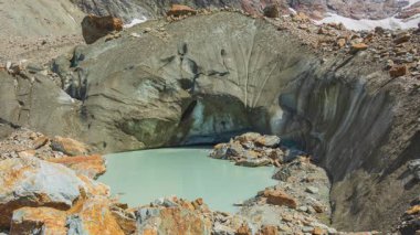 İsviçre Alplerindeki buzulun yanındaki göl. Stein Buzulu, Steingletscher, Urner Alpleri, Susten Geçidi, Berne Kantonu, İsviçre.