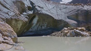 İsviçre Alplerindeki buzulun yanındaki göl. Stein Buzulu, Steingletscher, Urner Alpleri, Susten Geçidi, Berne Kantonu, İsviçre.