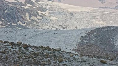 Dağcılar buzulda yürür. Yukarı Aare-Buzulu, Oberaargletscher, Grimsel Geçidi, Berne Kantonu, İsviçre.