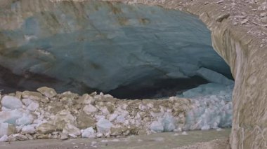 Buzullar eriyor, buzlar eriyor. Yukarı Aare-Buzulu, Oberaargletscher, Grimsel Geçidi, Berne Kantonu, İsviçre.