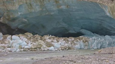 Buzullar eriyor, buzlar eriyor. Yukarı Aare-Buzulu, Oberaargletscher, Grimsel Geçidi, Berne Kantonu, İsviçre.