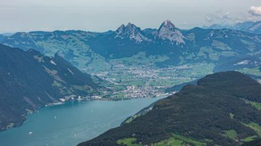 Zaman atlaması, Schwyzer Alplerindeki dağ zirvelerinde panoramik manzara. Kleiner Mythen ve Grosser Mythen, Schwyz kantonu, İsviçre.