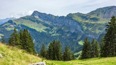 Zaman atlaması, İsviçre Alplerinde bir dağ sırtı manzarası. Manzaralı dağ manzarası. Klewenalp, İsviçre 'de Nidwalden kantonu..