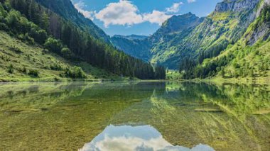 Zaman Hızı, Talalpsee Gölü. Dağlarda küçük doğal bir göl. Huzurlu ve nefes kesici bir manzara. Kanton Glarus, İsviçre.