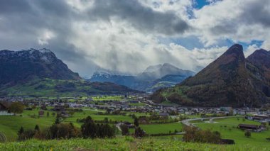 Zaman atlaması, Schwyz kasabası yakınlarındaki vadide panoramik manzara. Seewen, Ibach, Ingenbohl, Canton Schwyz, İsviçre.