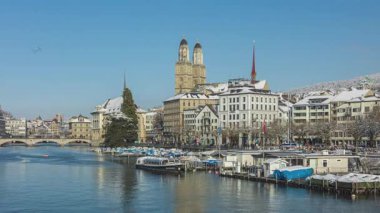 Zaman aşımı, Avrupa 'nın karla kaplı kasabası. Kışın Grossmunster. Limmat nehri kıyısındaki eski Zürih kasabasında Grossmunster katedrali var. Zürih, İsviçre.
