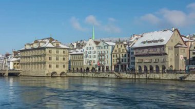 Zaman aşımı, Avrupa 'nın karla kaplı kasabası. Karlı kasabada nehir. Limmat Nehri, Zürih, İsviçre.