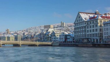 Zaman aşımı, Avrupa 'nın karla kaplı kasabası. Karlı kasabada nehir. Limmat Nehri, Zürih, İsviçre.