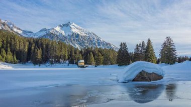Zaman aşımı, karlı dağ manzarası. Dağ tepesi Lenzerhorn. İsviçre Graubuenden kantonundaki Lenzerheide dağ tatil beldesi.