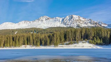 Zaman aşımı, karlı dağ manzarası. Dağ tepesi Parpaner Rothorn. İsviçre Graubuenden kantonundaki Lenzerheide dağ tatil beldesi.