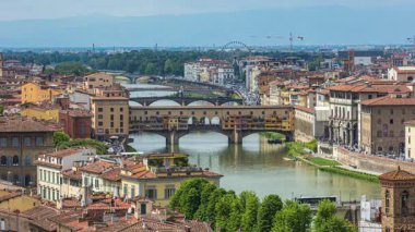 Zaman Hızı, Floransa 'daki Ponte Vecchio köprüsü. Arno Nehri Floransa, Toskana, İtalya