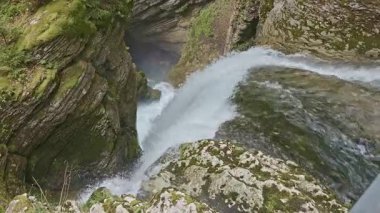 Dağlarda şelale. Dik kayalıklardan çağlayan sular. Thur Şelalesi. Unterwasser Şelalesi, St. Gallen Kantonu, İsviçre