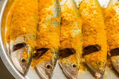 Kızartılmak üzere marine edilmiş deniz ürünleri. 