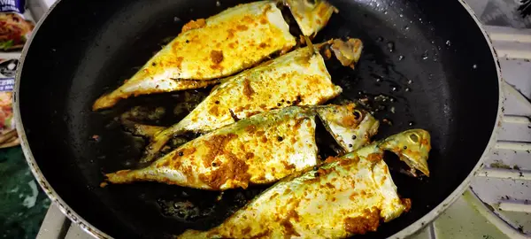 Tawa balığı kumsal tatilinde kızarır.