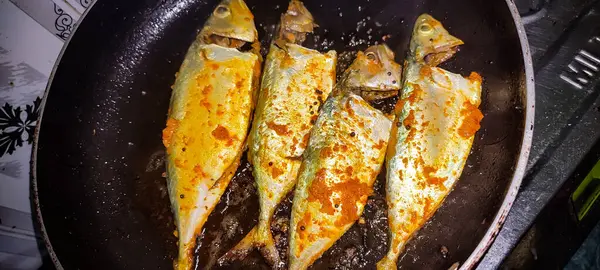 Kızartılmak üzere marine edilmiş deniz ürünleri. 