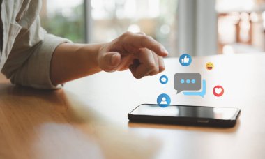 Çevrimiçi sosyal medya platformunda arkadaşınla sohbet ve iletişim kurarken akıllı telefondan erkeklerin eline odaklan. İnsanların fotoğraf ve içeriği paylaşabileceği ya da yükleyebileceği sanal topluluk.