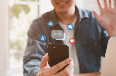 Çevrimiçi sosyal medya platformunda arkadaşınla sohbet ve iletişim kurarken akıllı telefondan erkeklerin eline odaklan. İnsanların fotoğraf ve içeriği paylaşabileceği ya da yükleyebileceği sanal topluluk.